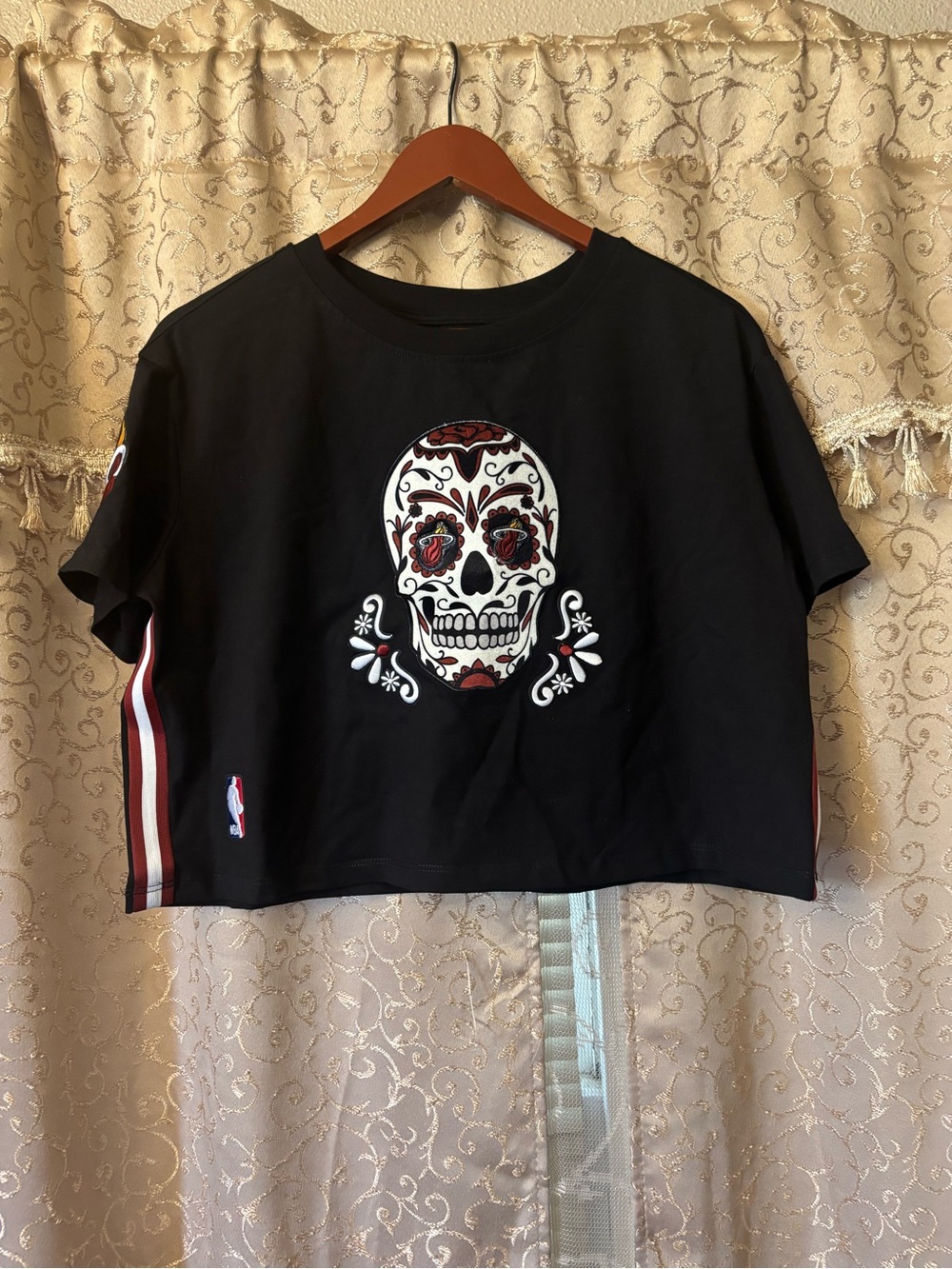 NBA Miami Heat Cropped Sugar Skull Tee-Small